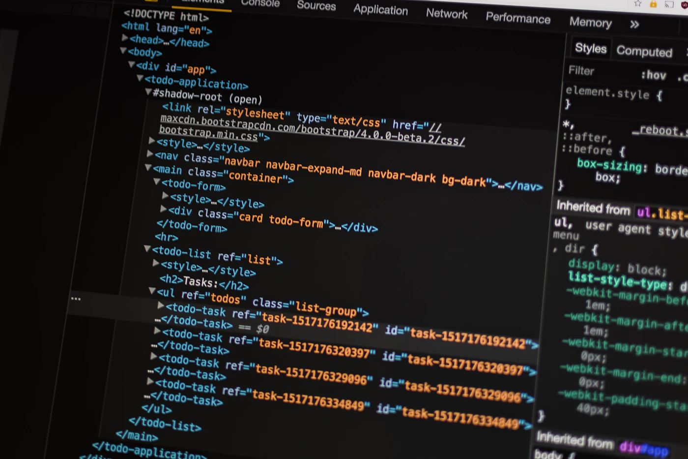 Espace de travail premium avec écran de code, maquette produit et tableau de suivi d’équipe